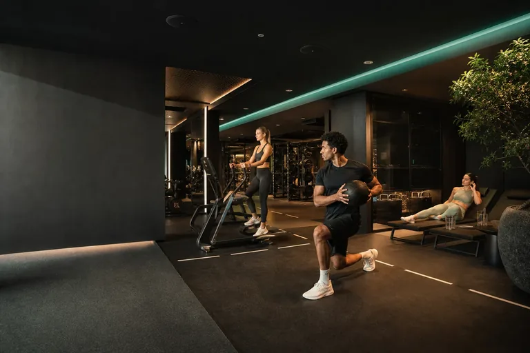 Trainings- und Loungebereich als Motiv für die musikalische Studioatmosphäre